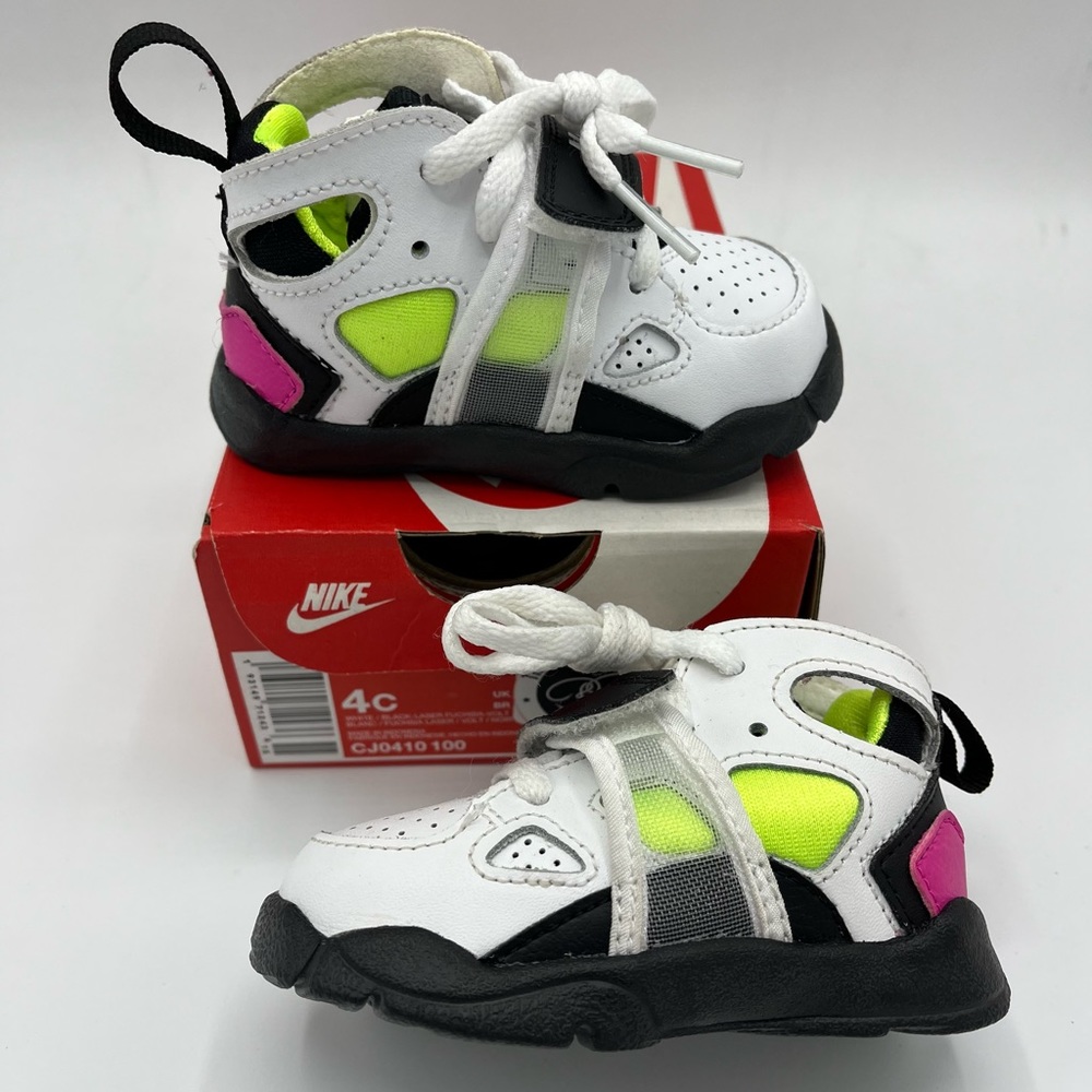 Nike trainer huarache
Size 4c Toddler 
Brand New 
White/pink/black
Original Box